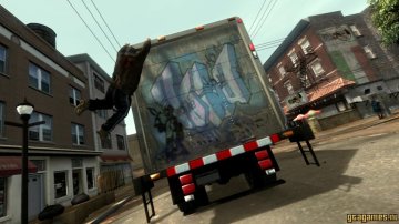 Niko hangt aan vrachtwagen