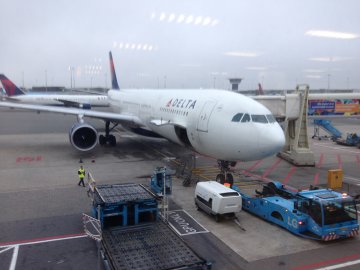 delta airlines plane